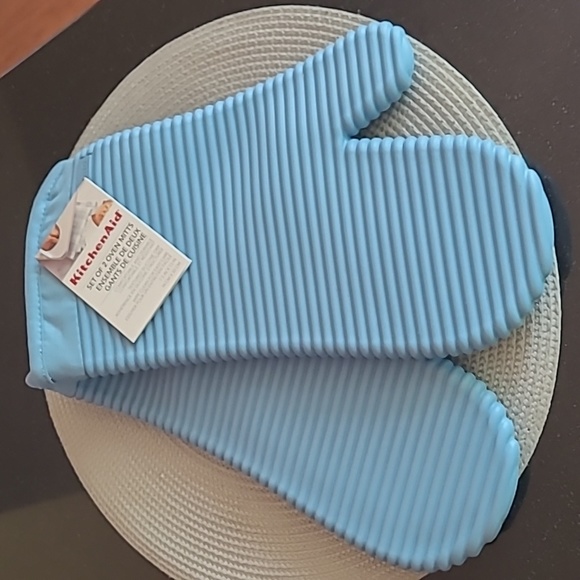 KitchenAid Large Silicone Oven Mitts - Picture 1 of 8